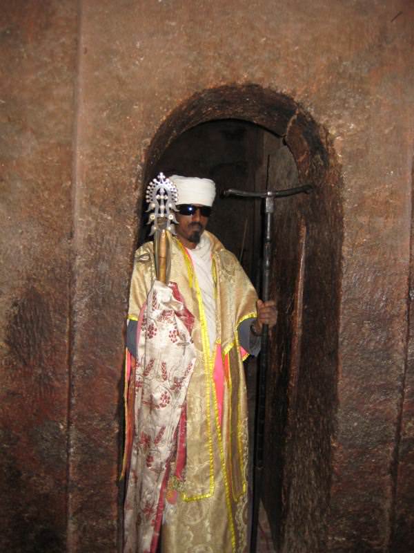 Lalibela- ιερέας με χαρακτηριστικό Αιθιοπικό σταυρό