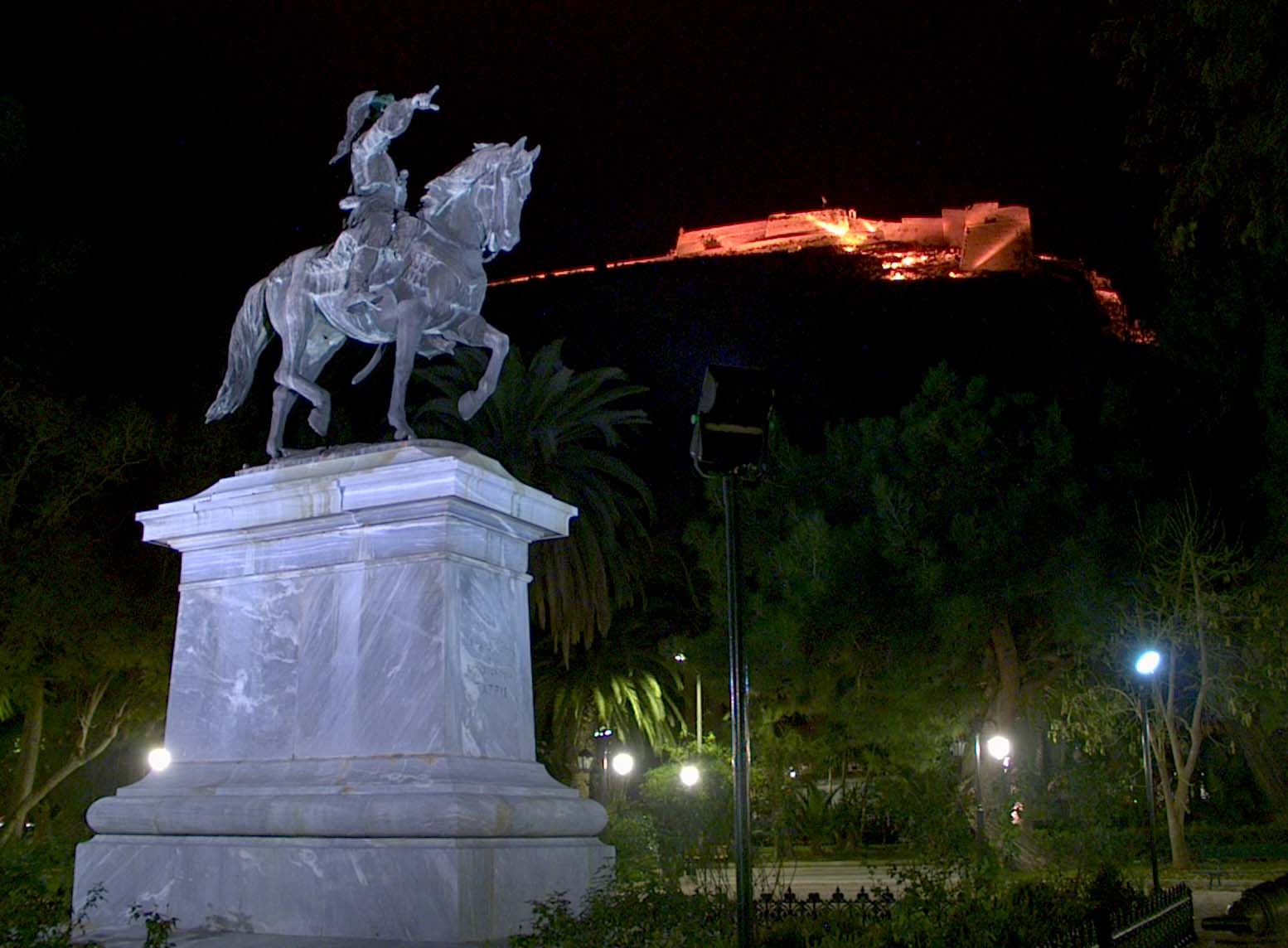 Nαύπλιο. Το Άγαλμα του Θ. Κολοκοτρώνη με φόντο το Παλαμήδι.