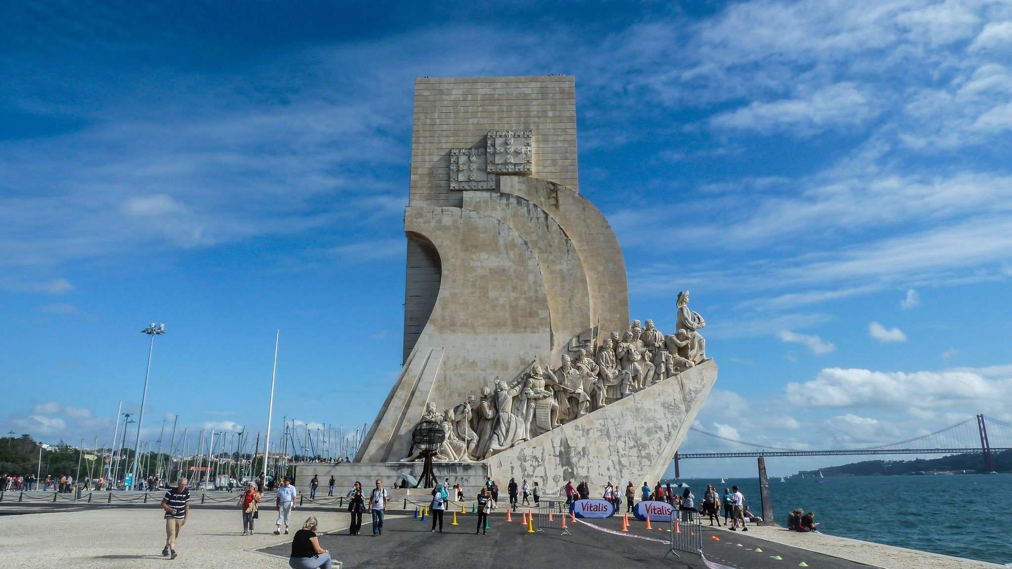 Padrão dos Descobrimentos & Bridge 25 of April - Belem