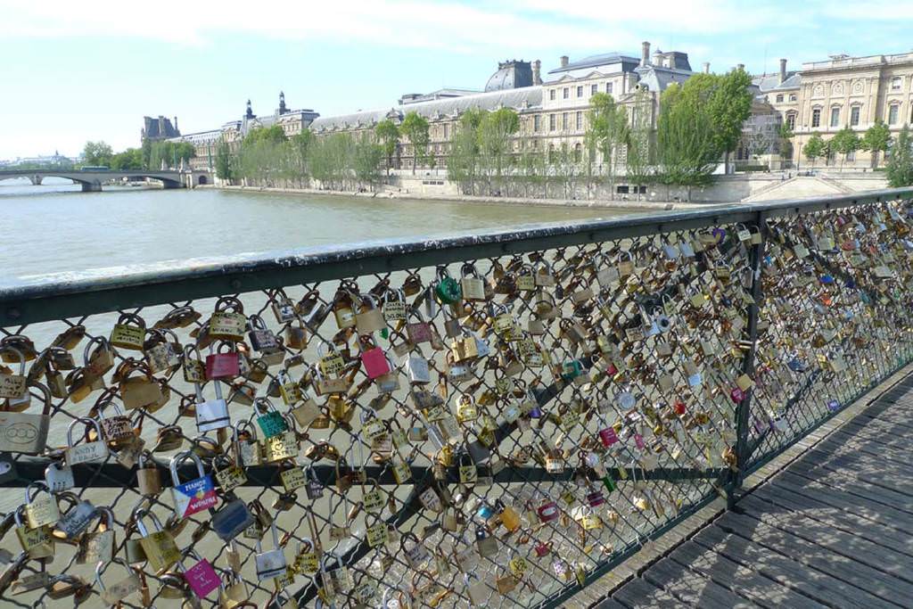 Pont des Arts (στο βάθος το Λούβρο)