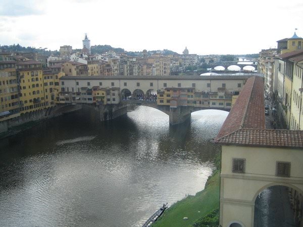 Ponte Vecchio (Διακρίνεται το μέρος του Corridoio Vasariano)