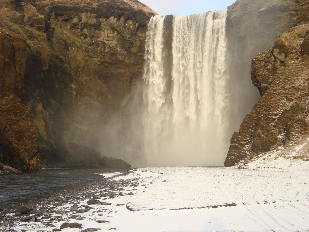 Skogafoss με λευκό πέπλο