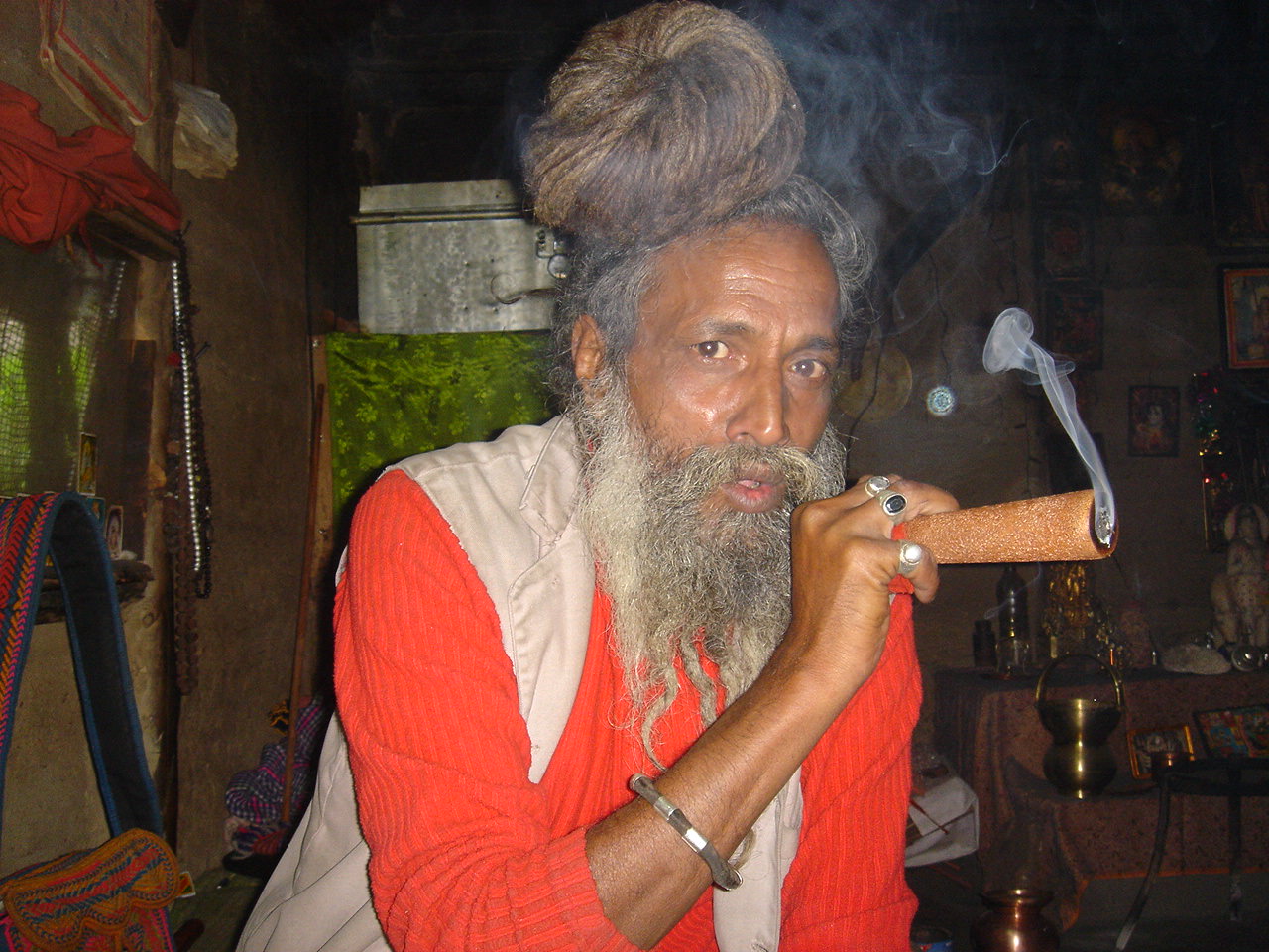 Smoking with Baba... Ενας κλασικος Ινδος ιερεας