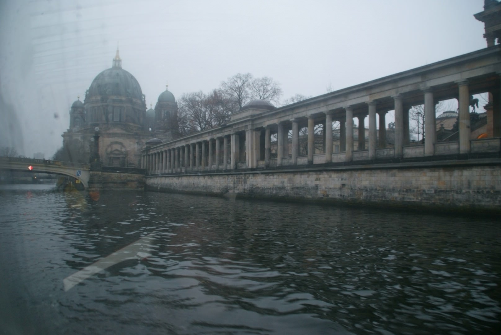 Spree με φόντο το Berliner Dom