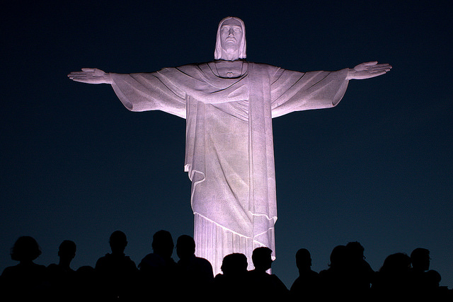 Statue_of_Christ_the_Redeemer_at_night_Rio_de_Janeiro