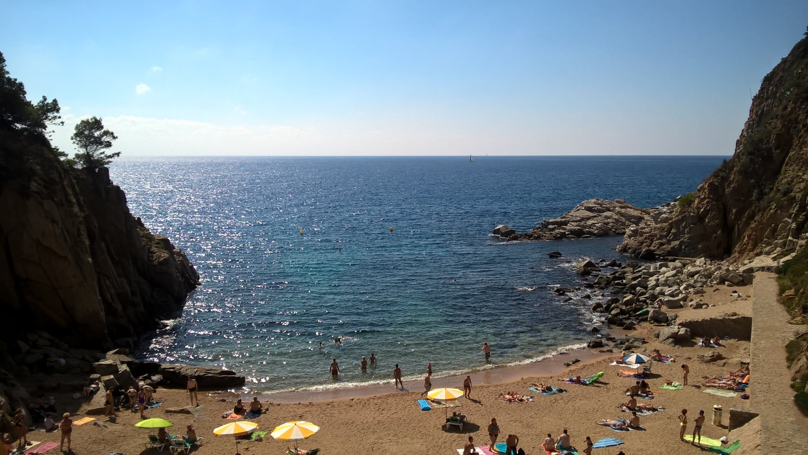 Tossa de Mar η παραλία πίσω από το κάστρο