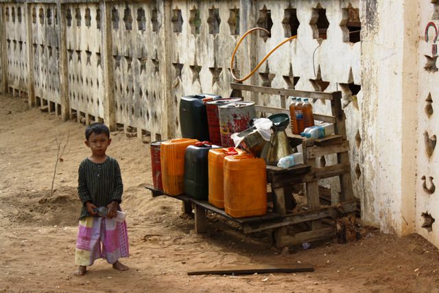Yπαίθριο (και παράνομο...) βενζινάδικο στο Bagan...