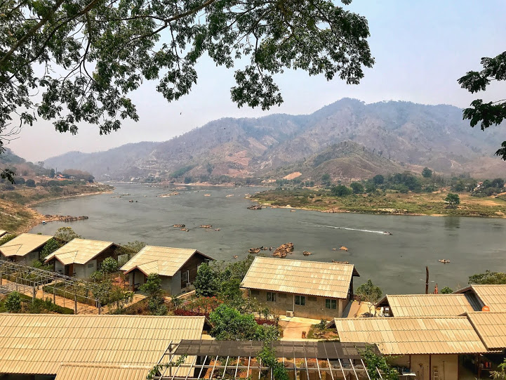 Ωραία θέα του μέγα ποταμού Μεκόνκγκ στα σύνορα Ταϊλάνδης και Λάος