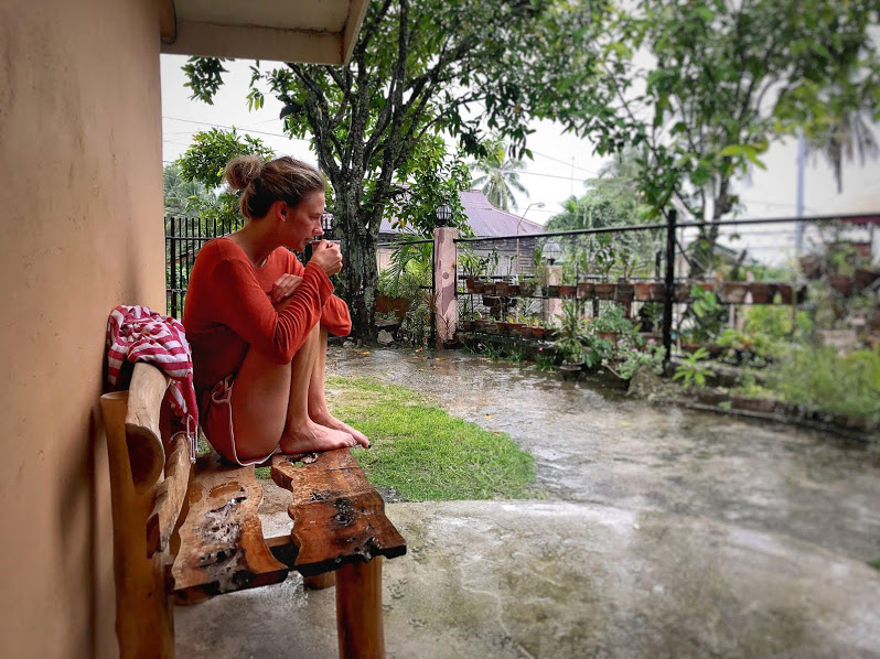 Μία βροχερή μέρα στην αυλή στο Σικιχόρ φιλιππινες
