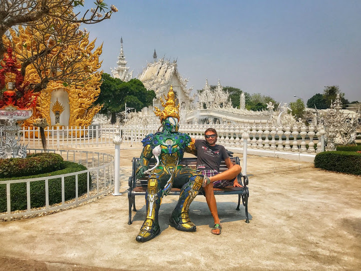 άσπρος ναός τσιάνγκ ράι ταϊλάνδη Αφού δεν είχε ταξιδιώτες, κάναμε παρεάκι με τα αγάλματα