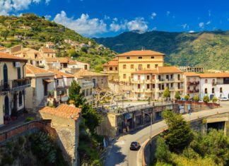 Στα βήματα των Κορλεόνε