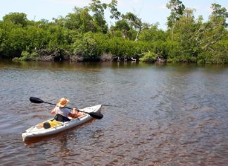 Στη γη των Καλούσα με καγιάκ