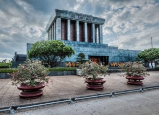 Στο μαυσωλείο του θείου Χο