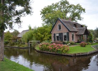 Ποδηλατώντας στο Giethoorn στην βόρεια Ολλανδία