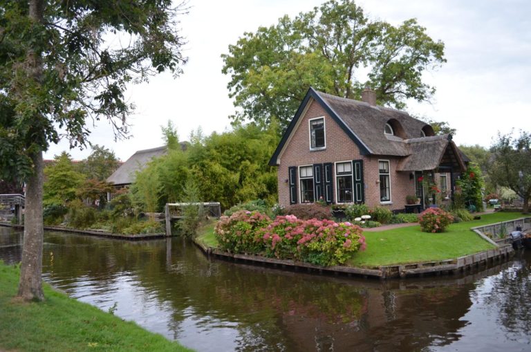 Ποδηλατώντας στο Giethoorn στην βόρεια Ολλανδία