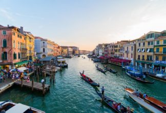 “Όχι άλλοι τουρίστες!” Πέντε προορισμοί που… έγκωσαν