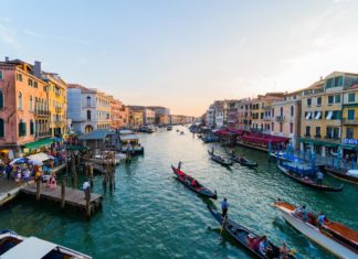 “Όχι άλλοι τουρίστες!” Πέντε προορισμοί που… έγκωσαν