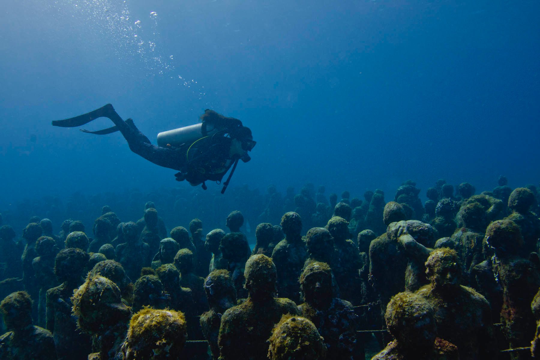 Тайный океана. Исла Мухерес подводный музей. Подводный музей в Канкуне. Подводный музей скульптур в Канкуне. Канкун Мексика подводный музей.