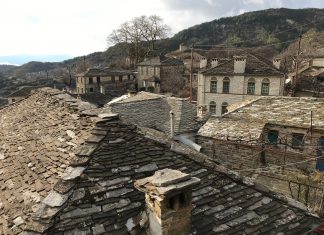 Ζαγοροχώρια: πέτρα και σχιστόλιθος σε χιονισμένο φόντο