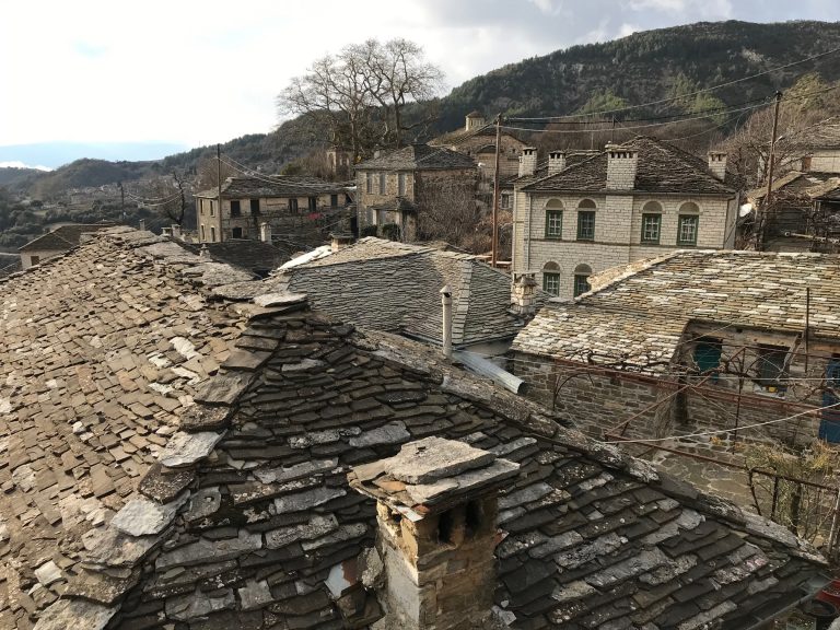 Ζαγοροχώρια: πέτρα και σχιστόλιθος σε χιονισμένο φόντο