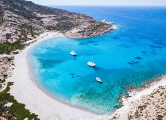 Ανακαλύψτε τη Μήλο: Το κρυμμένο ελληνικό νησί με απομονωμένες παραλίες, πλούσια πολιτιστική κληρονομιά και νόστιμη κουζίνα